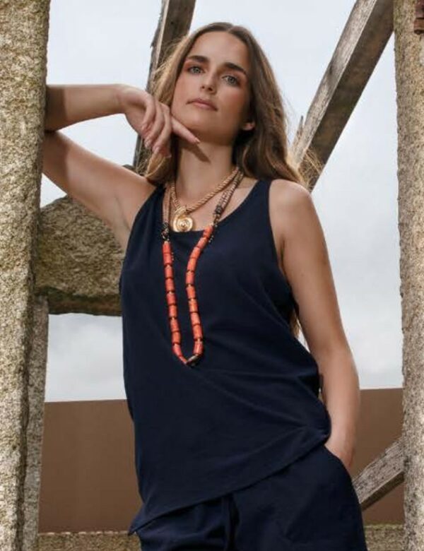 Camiseta blanca de poliéster y tirante ancho