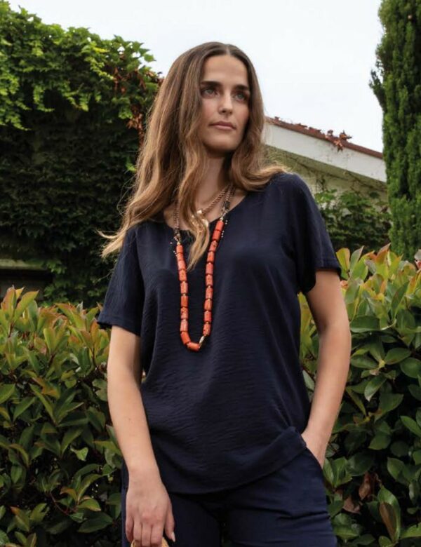 Camiseta blanca de poliéster y manga corta